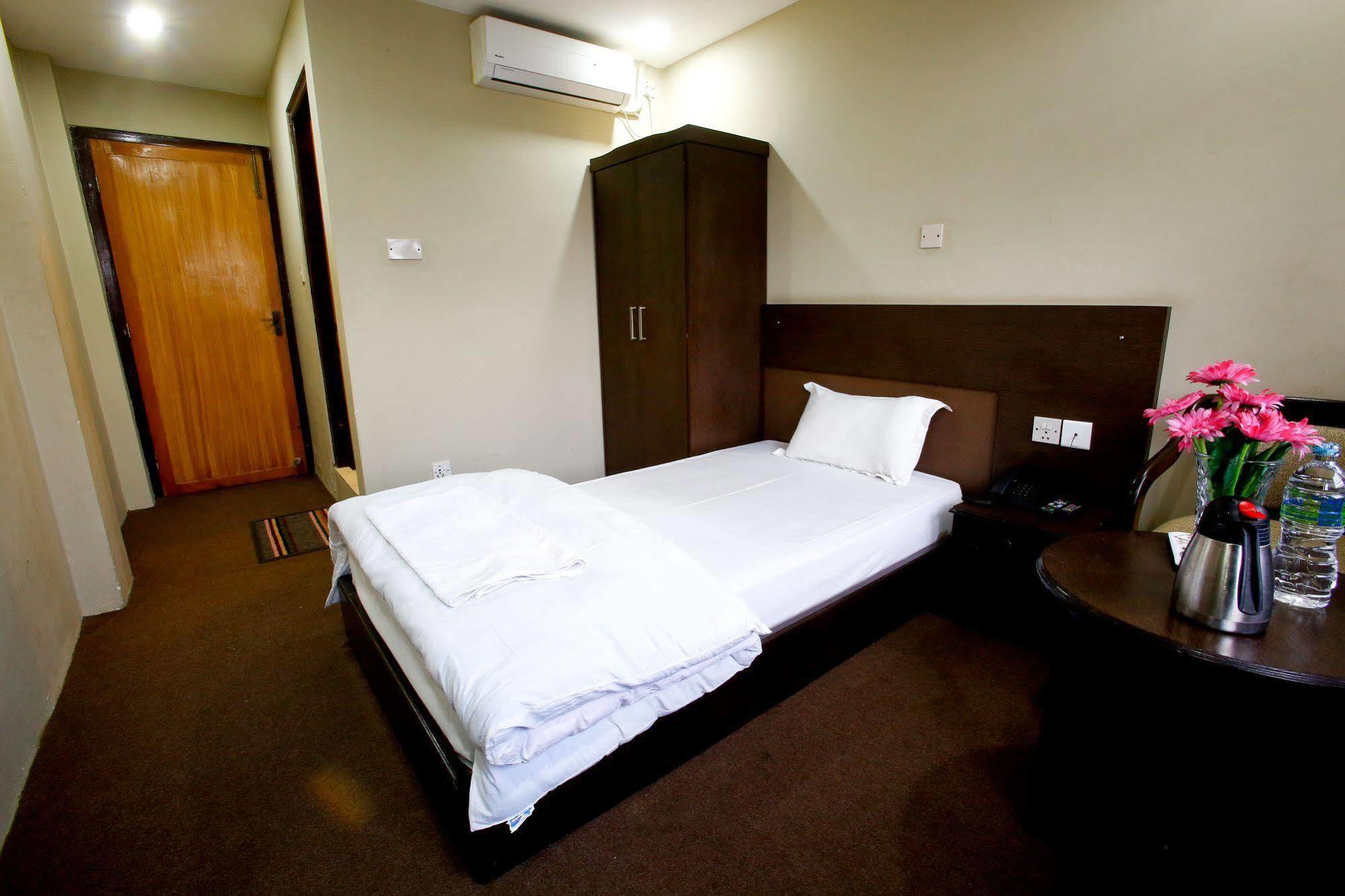 Hotel Nandini Катманду Экстерьер фото