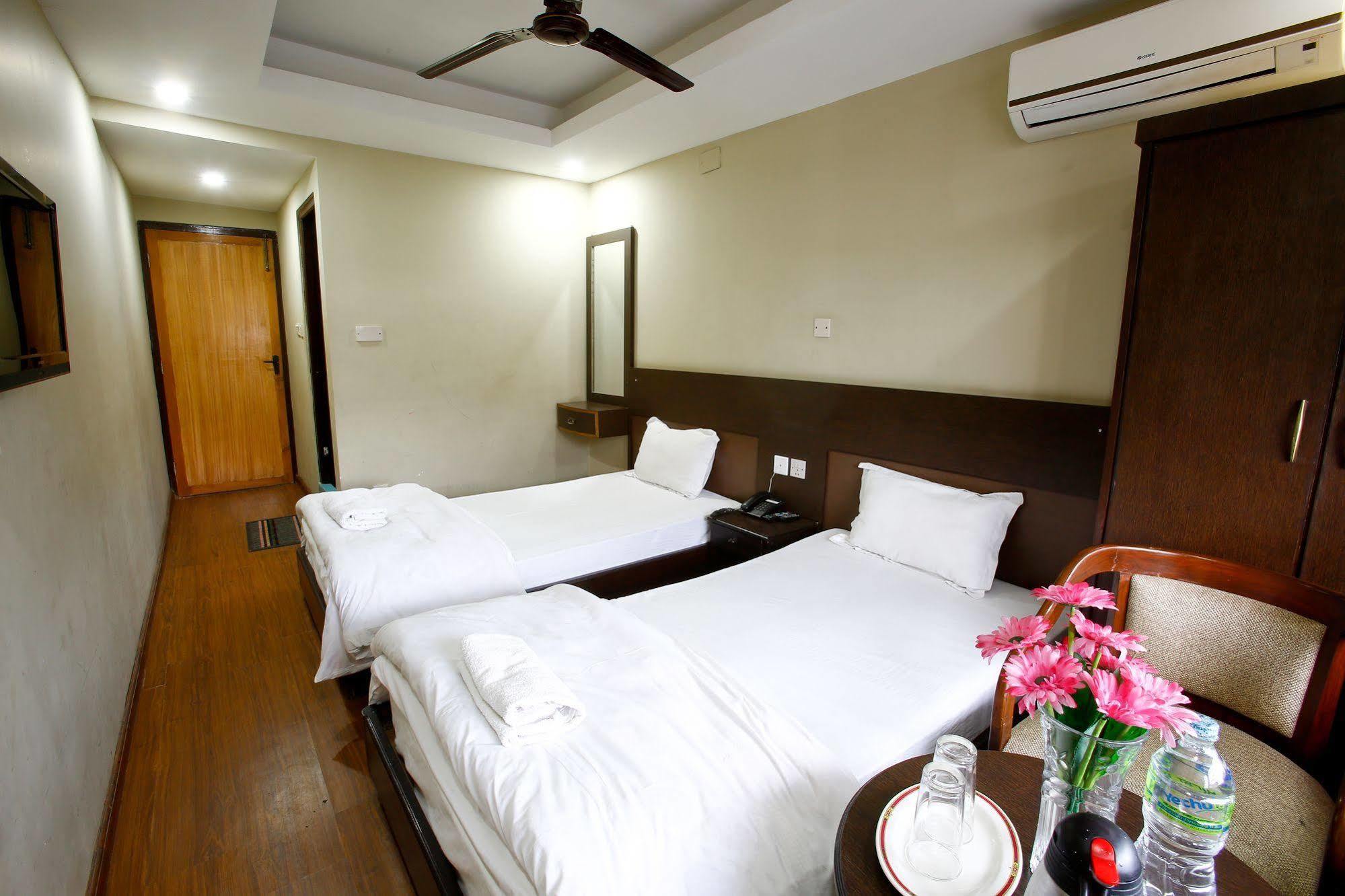 Hotel Nandini Катманду Экстерьер фото