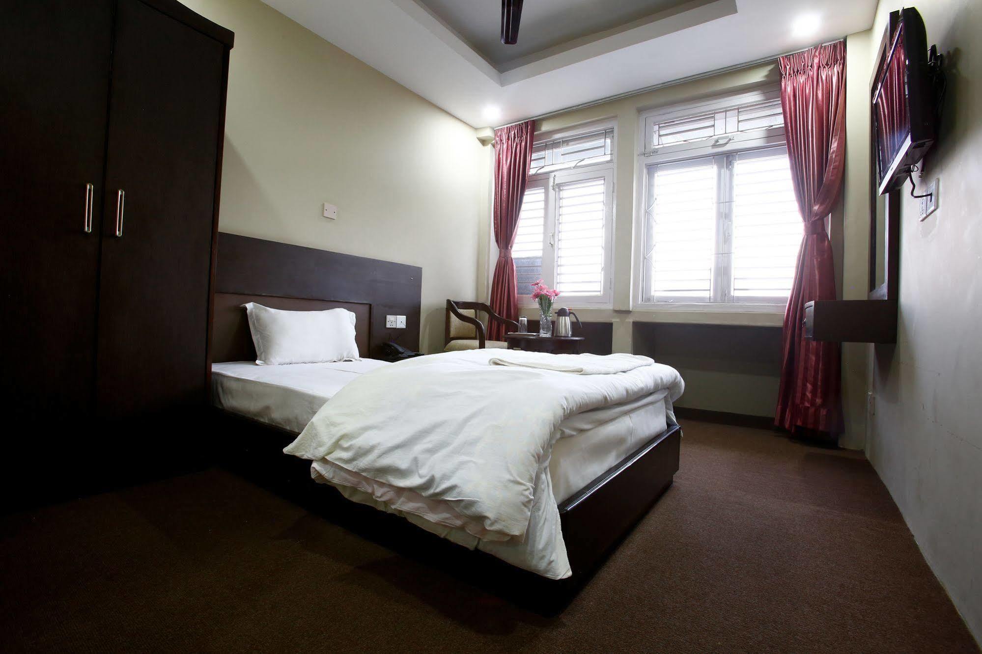 Hotel Nandini Катманду Экстерьер фото