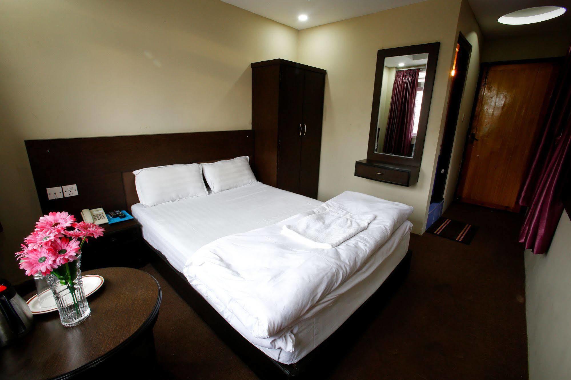 Hotel Nandini Катманду Экстерьер фото